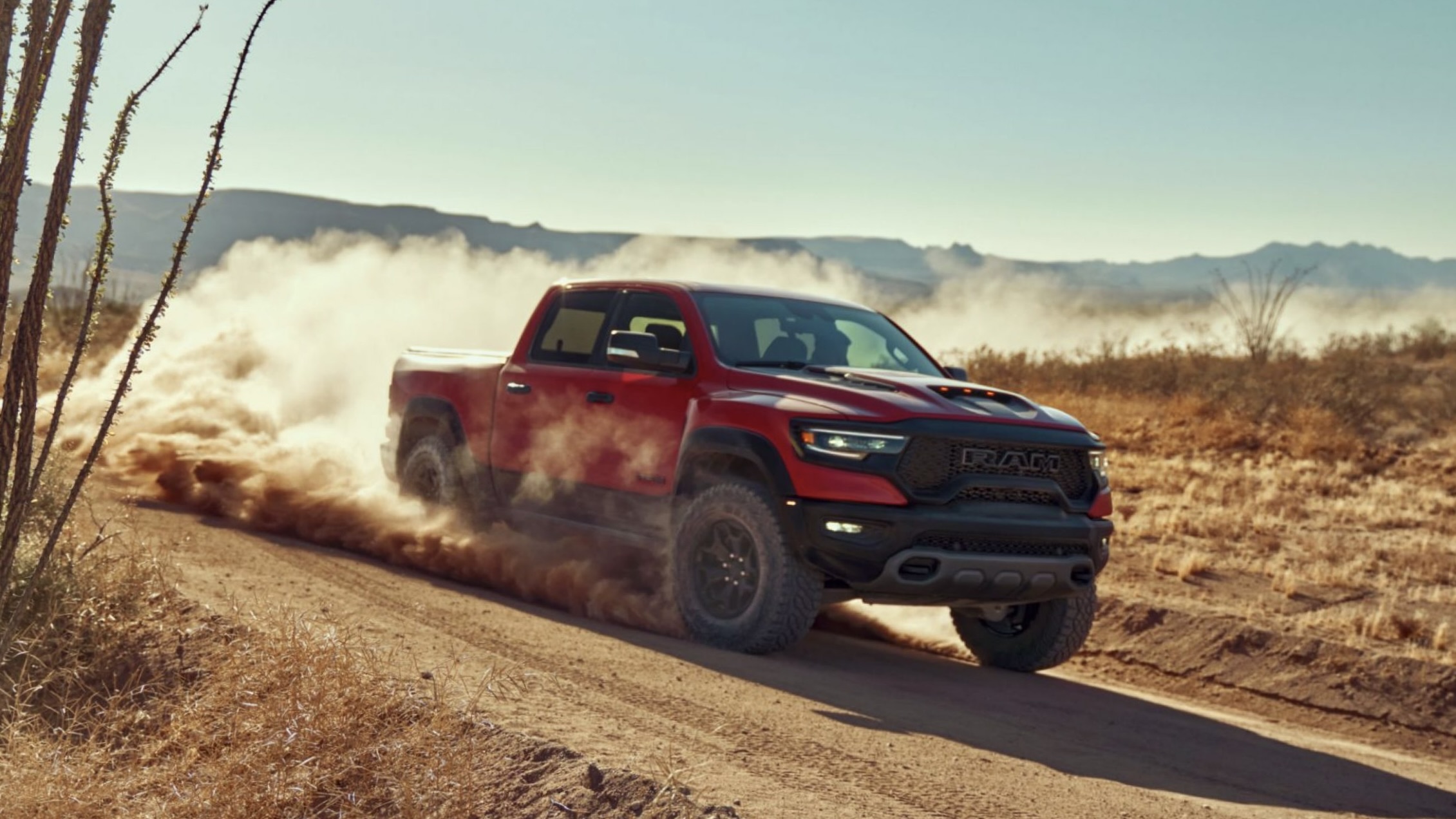 Bei der Sternfahrt zur nächsten Trump-Rally zelebrieren monsterbereifte RAM 1500 mit an langen Karbonstangen befestigten US-Flaggen den maximalen Patriotismus. Bild: RAM.com