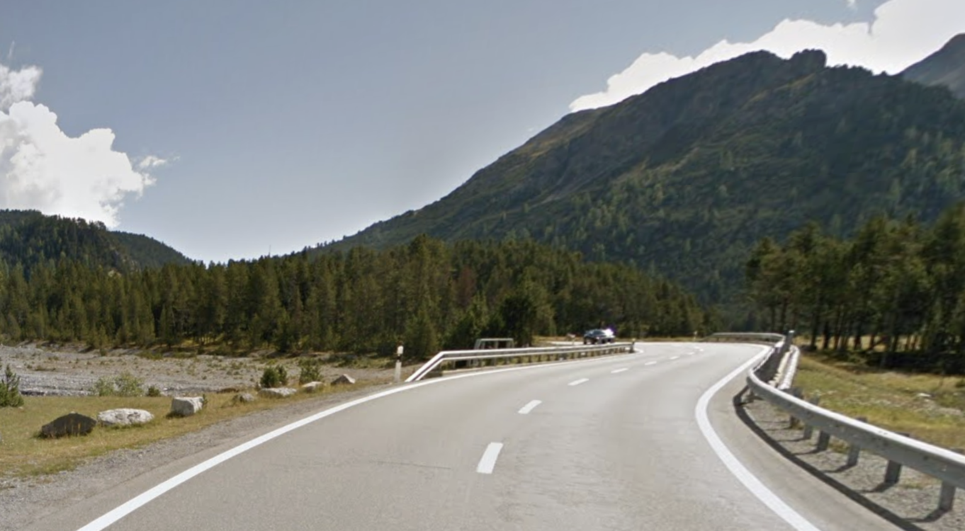 Teaser Bild - Strasse mit Berg im Hintergrund