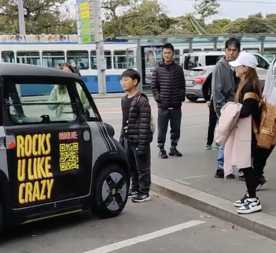 Der Rocks Electric fällt auf. Auch dieser chinesischen Reisegruppe in Zürich. Bild: STREETLIFE