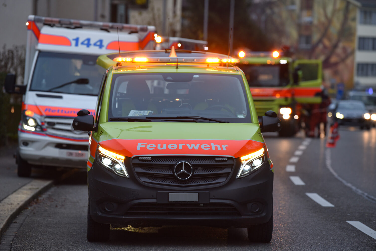 Hört man das Horn und sieht das blaue Licht gilt: Strasse sofort freigeben.