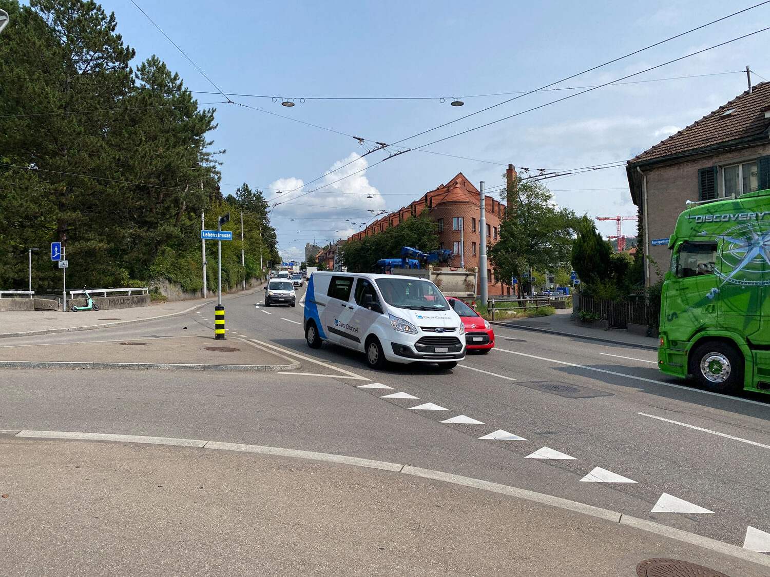 In der Kurve zwischen Buchegg- und Rosengartenstrasse kann man heute bereits via Unterführung die Strasse queren.