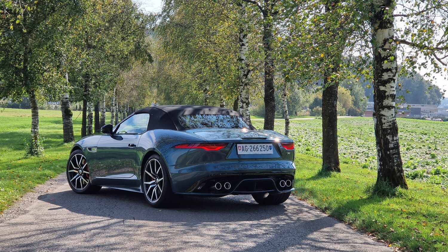 Heckansicht des Jaguar F-Type Cabrio mit geschlossenem Verdeck.