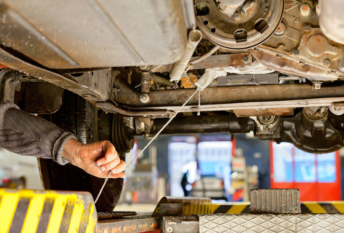 Fahrzeugkontrolle undichter Motor