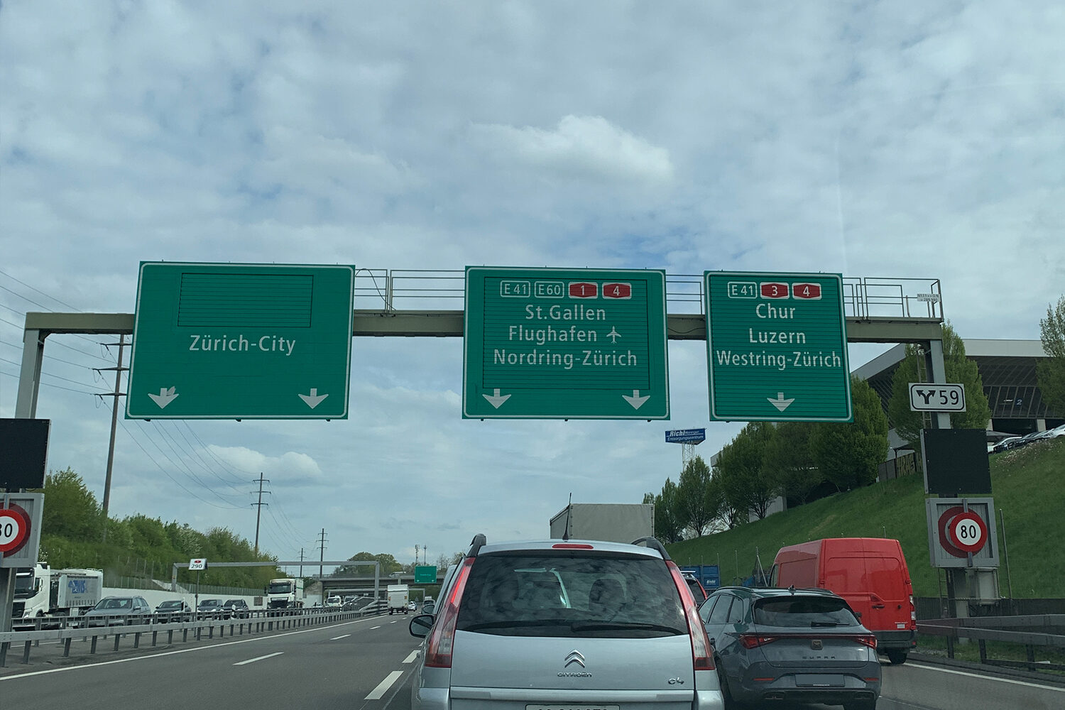 Strassentafeln auf Autobahn