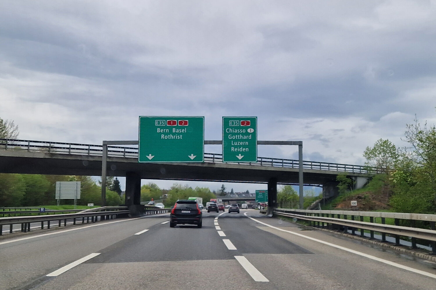 Strassentafeln auf Autobahn