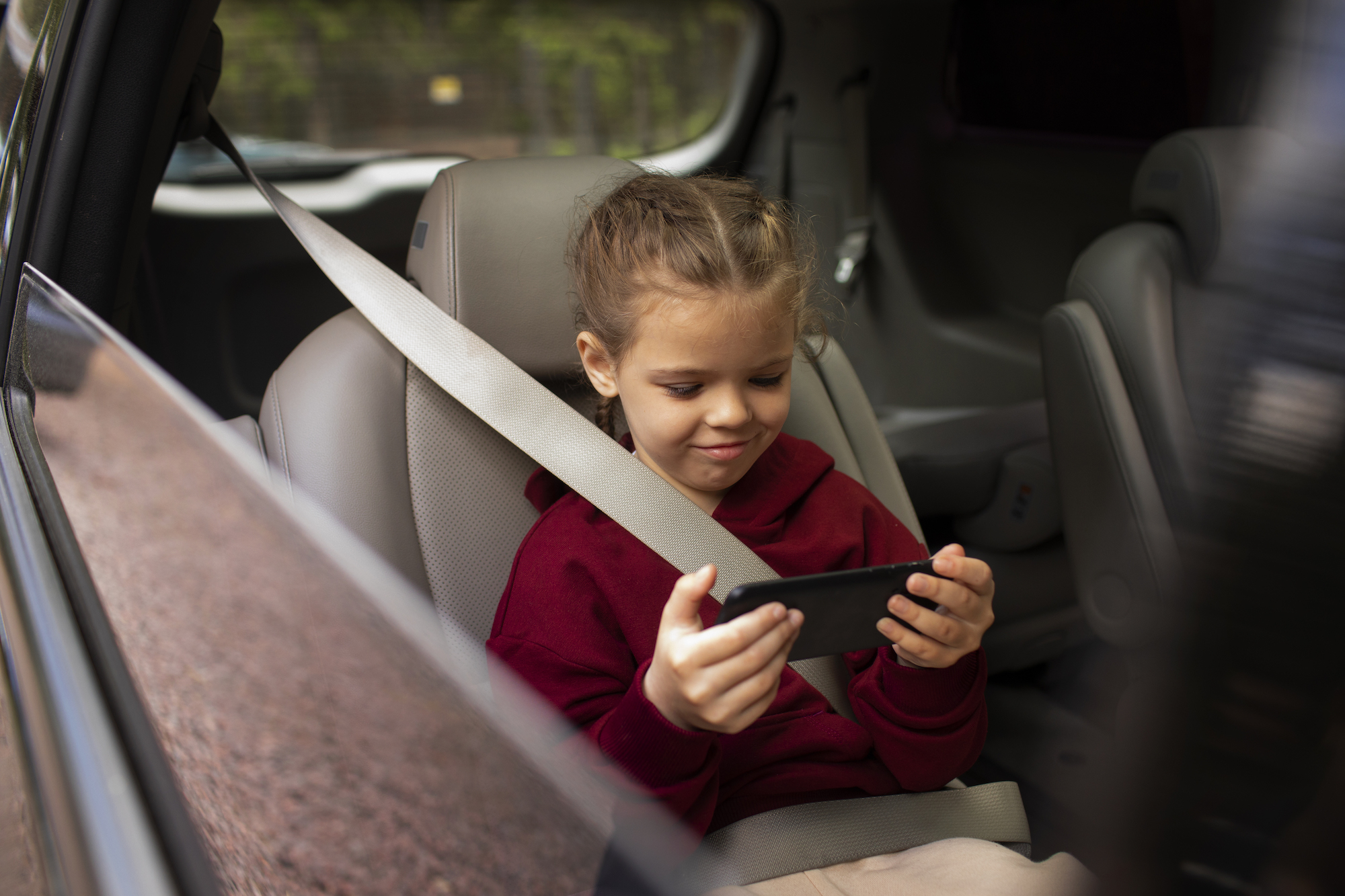 Verursachen Übelkeit während der Autofahrt: Videospiele oder Lesen.
