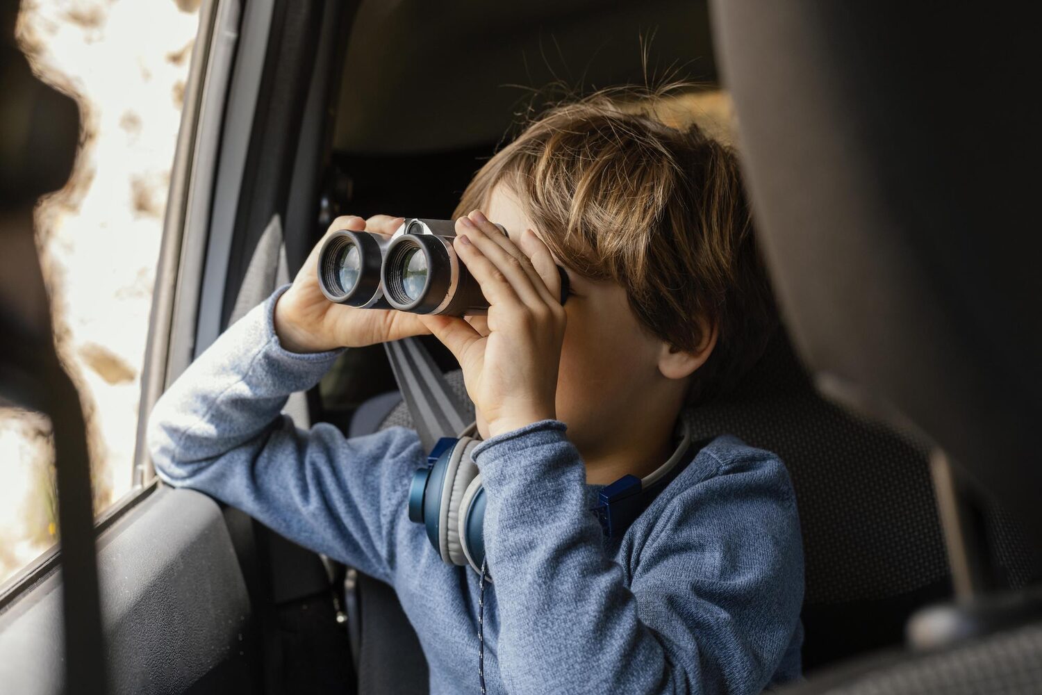 Am besten lenkt man Kinder mit Spielen ab, bei denen sie aus dem Fenster schauen müssen.