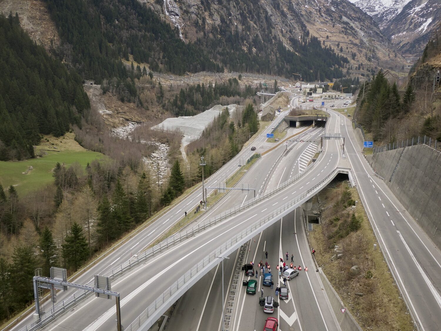 Es gibt nur ein Thema, worüber sich die Befragten noch mehr ärgerten. An Ostern blockierten die Klimaaktivisten den Gotthard-Strassentunnel bei einer Klebeaktion.