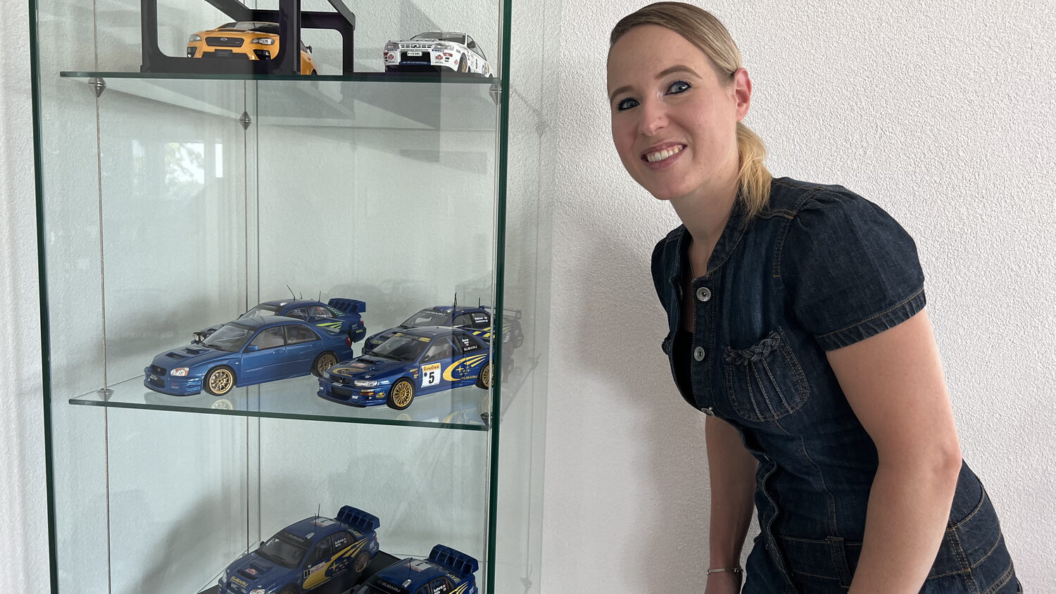 Im Wohnzimmer von Tanja Brunner steht zentral eine Vitrine mit Impreza WRX-Modellen.
