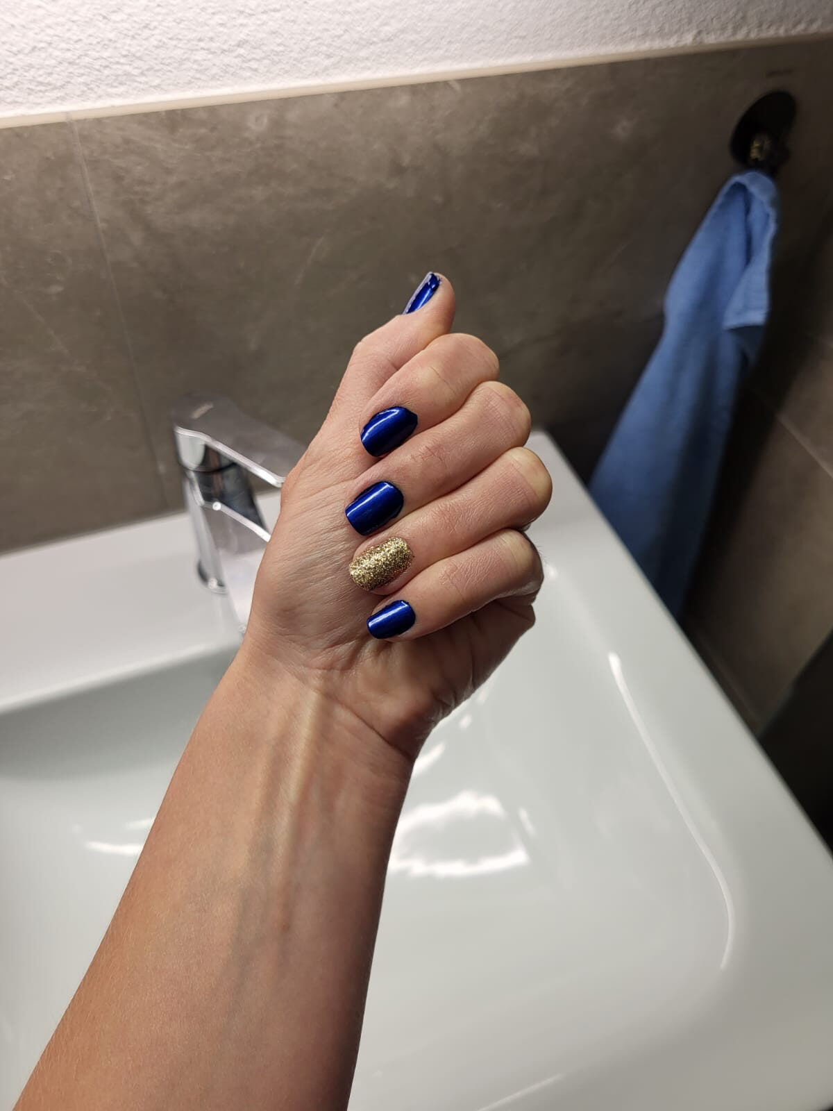 Fürs Treffen hat sich Tanja Brunner ihre Nägel neu lackiert – in den legendären Impreza-WRX-Farben Blau und Gold.