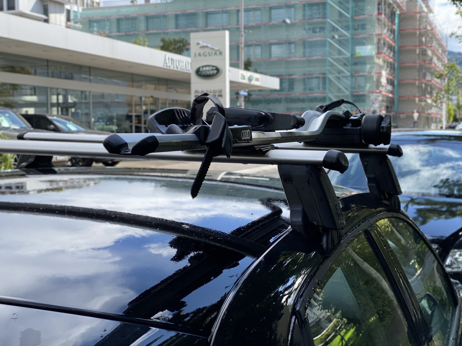 Mit einem Dachträger auf dem Auto entsteht zusätzlicher Luftwiderstand, was einen höheren Verbrauch zur Folge hat.