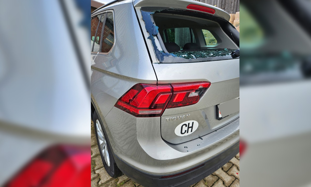 Eine Leserreporterin aus Niederglatt berichtete von grossen Hagelkörnern, die die Heckscheibe eines Autos durchschlugen. Bild: ZvG