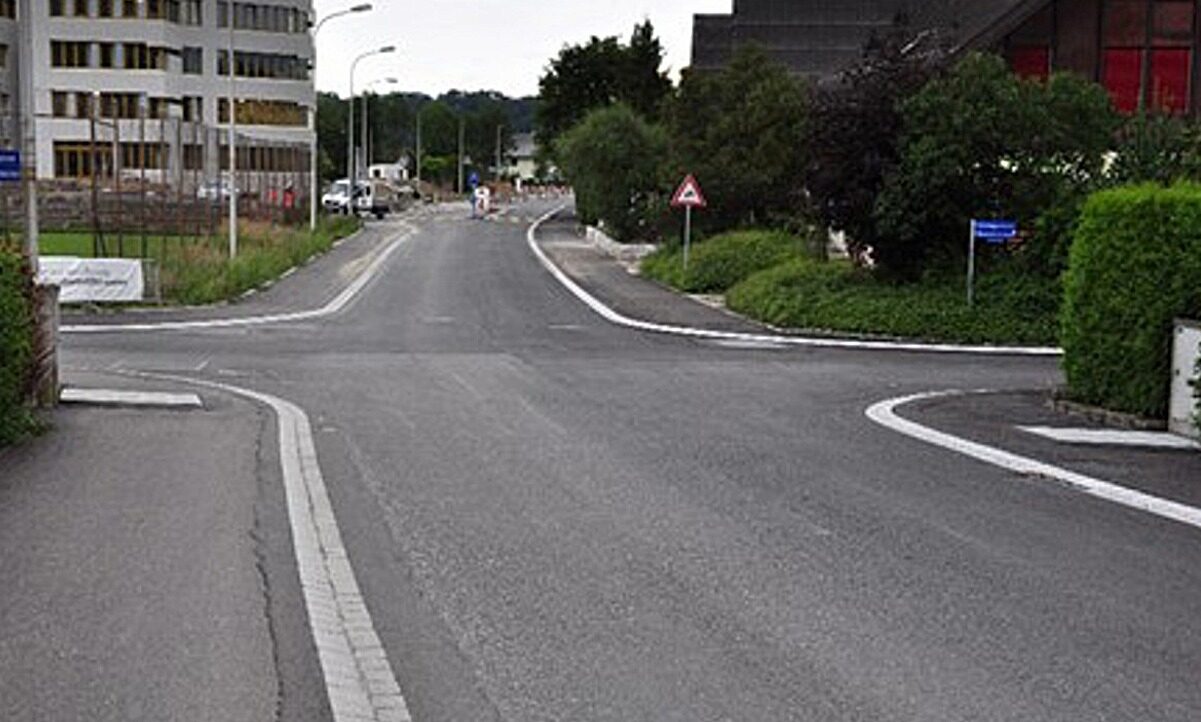 Auch bei Gemeinden- oder Quartierstrassen können unterschiedliche Behörden zuständig sein. Hier gilt in der Regel – ohne andere Signalisation – immer der Rechtsvortritt. Bild: BfU